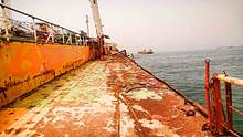 12 سفينة متهالكة تهدد عدن بكوارث بيئية وبحرية كبيرة