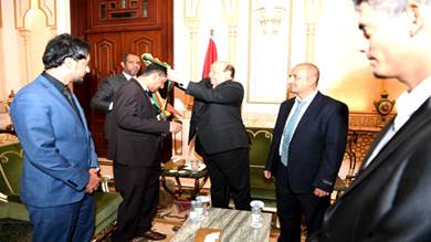 الرئيس هادي يمنح الشهيد اللواء محمد صالح طماح وسام الشجاعة