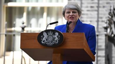 رئيسة الوزراء البريطانية المنتهية ولايتها تيريزا ماي تلقي خطاباً في قصر باكينغهام