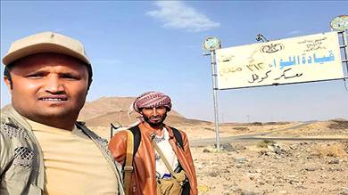 الصحفي اليمني عبدالله أبو سعد مراسل قناة اليمن الفضائية من محافظة مأرب أمام معسكر كوفل