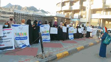 وقفة احتجاجية أمام منارة عدن للتكتلات والمؤسسات النسوية بعدن