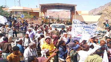 محتجون يعتدون على موظفي مصنع الأسمنت بالمسيمير