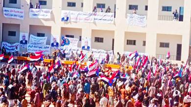 حشود تحتفل بأعلام الجنوب في مسقط رأس بن عديو