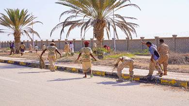 حملة لضابط وجنود حضارم لإزالة العوائق والعشوائيات بشارع مطار الريان