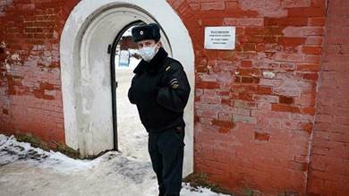 شرطي يقف أمام مدخل دير فيدينسكي فلاديتشني في مدينة سيربوخوف جنوب موسكو