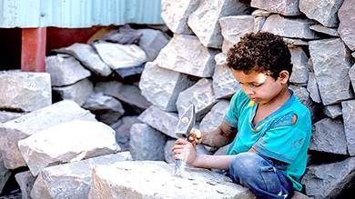 لسد الجوع.. أطفال اليمن يعملون في نحت الصخور