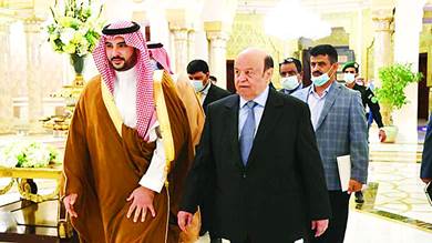 الرئيس اليمني عبدربه منصور هادي ونائب وزير الدفاع السعودي الأمير خالد بن سلمان