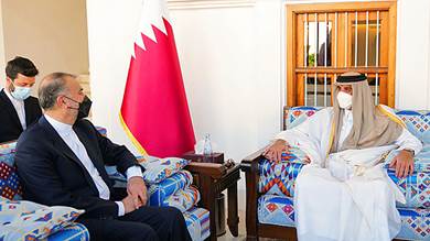 أمير قطر الشيخ تميم بن حمد مع وزير الخارجية الإيراني حسين أمير عبداللهيان