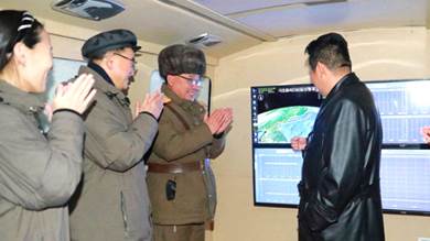 كوريا الشمالية تطلق صاروخ جديد تفوق سرعته الصوت