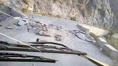 عقبة المحلحل بعد تفجيرها من قبل الحوثيين
