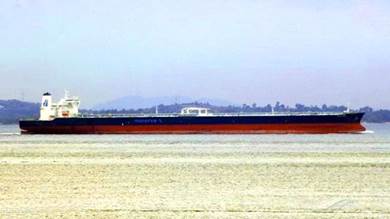 "بوليتاريس" ترسو بميناء الشحر لنقل شحنة 2.5 مليون برميل نفط