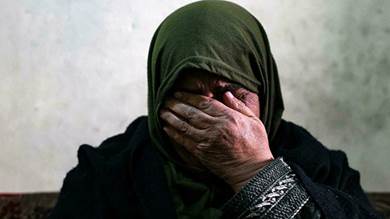  غفران (56 عاماً) داخل منزلها في حي باب التبانة الفقير في طرابلس لبنان، تبكي ابنها الشاب زكريا العدل الذي قتل في العراق قبل شهرين أثناء قتاله مع تنظيم الدولة الإسلامية