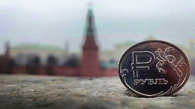 عملة معدنية روسية قرب الكرملين وسط موسكو