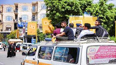 يمنيون يجلسون فوق سطح سيارة نقل في صنعاء يوم 2 مارس 2022.