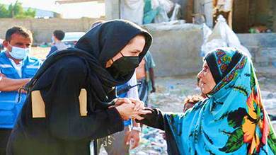  أنجلينا جولي المبعوثة الخاصة لمفوضية الأمم المتحدة السامية لشؤون اللاجئين تصافح نازحة في لحج في جنوب اليمن يوم الأحد.