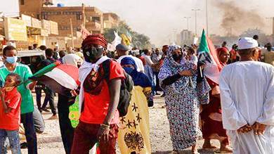  محتجون خلال مظاهرة في الخرطوم يوم العاشر من فبراير 2022.