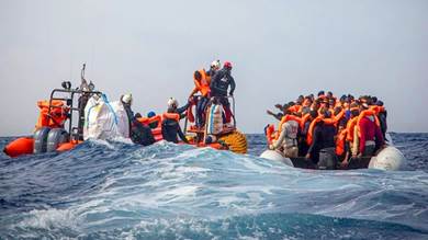 إنقاذ 18 مهاجرا بينهم إمراة يمنية في البحر الأيوني