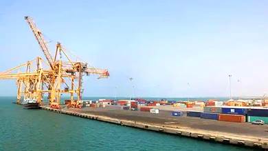 توجيهات حكومية بدفع مرتبات مناطق الحوثيين من إيرادات ميناء الحديدة