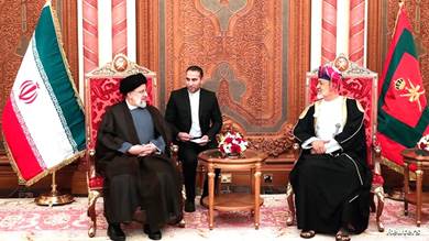 الرئيس الإيراني في مسقط لتعزيز «دبلوماسية حسن الجوار»