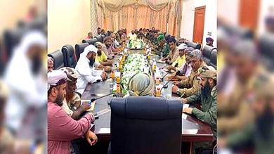 المحرمي خلال اجتماعه مع قادة ألوية العمالقة الجنوبية والأحزمة الأمنية في عدن