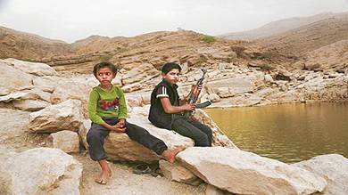 صبي يبلغ من العمر 17 عامًا يحمل سلاحه في السد العالي في مأرب