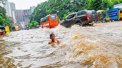 مقتل 34 شخصا وتشريد الملايين في فيضانات بالهند وبنغلاديش