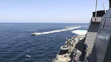 زوارق إيرانية حربية تستفز سفناً أمريكية بالخليج