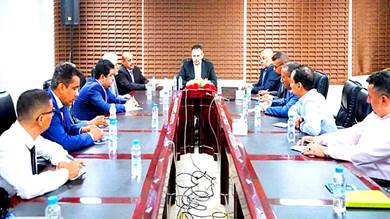 رئيس الوزراء د. معين عبدالملك خلال اجتماعه أمس بقيادة البنك المركزي اليمني عدن