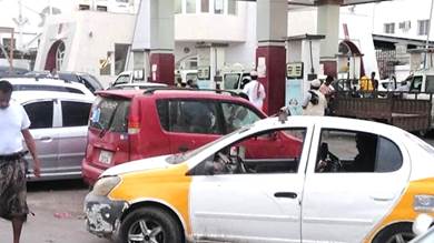 عدن.. ​ازدحام كبير بمحطات الوقود مع انتعاش السوق السوداء