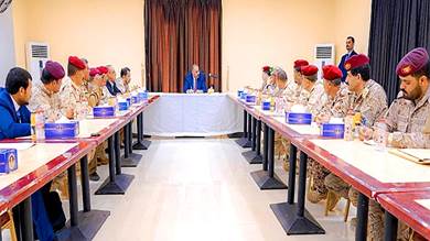 اللواء عيدروس الزبيدي خلال ترأسه اجتماع لقيادات وزارة الدفاع 