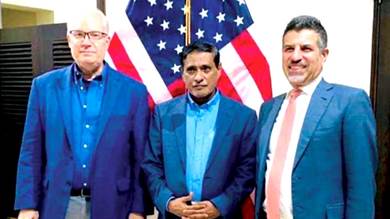 المبعوث الأميركي لليمن تيم ليندركينغ خلال لقائه بالنائب فرج البحسني في الرياض بحضور السفير الأمريكي