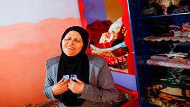 الفلسطينية نجوى أبو حمادة تبكي على ابنها الذي قتل في قصف إسرائيلي على غزة  - رويترز