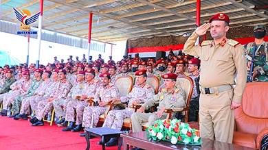 مهدي المشاط خلال عرض عسكري لجماعة الحوثي بعمران