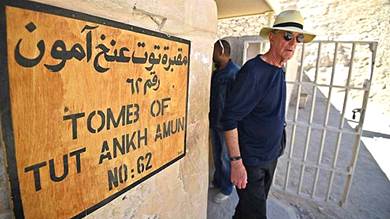 عالم آثار مصري: مكتشف مقبرة توت غنخ آمون سرق قطعا منها