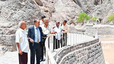 وزير الإعلام يتفقد صهاريج عدن ويحث على العمل استعادة ألقها كمعلم سياحي وتاريخي