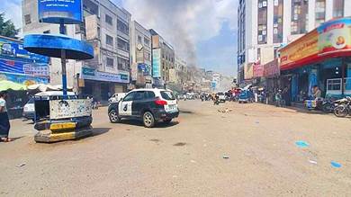 تعز.. مقتل جنديين في اشتباكات منفصلة ومهمشون يغلقون شارع جمال