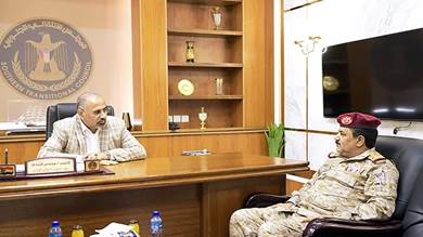 خلال لقائه وزير الدفاع.. الزبيدي يشدد برفع الجاهزية القتالية في ظل التحشيد الحوثي
