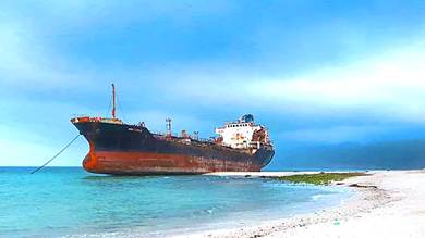 "حمامة الخليج" سفينة متهالكة تهدد سقطرى