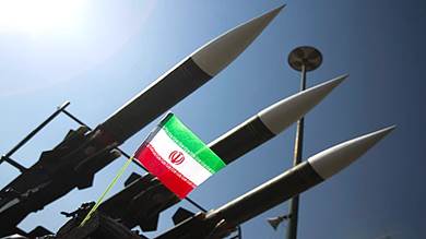 إسرائيل: إيران تعمل على بناء صناعات الصواريخ في اليمن