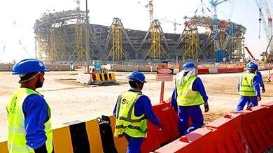 العفو الدولية: مشجعين من 15 دولة يريدون الفيفا تعويض العمال الوافدين في قطر