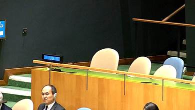 ​العليمي ينسحب من اجتماع الأمم المتحدة أثناء كلمة رئيس إيران