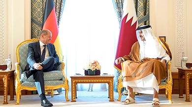 أمير قطر يعقد مباحثات مع شولتس في الدوحة