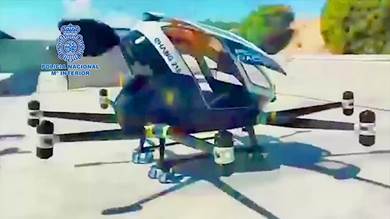 ​الشرطة الإسبانية تعرض طائرة مسيّرة عملاقة قادرة على حمل ركاب