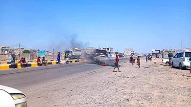 مواطنون غاضبون يقطعون الطريق الرئيسي بمدينة العند
