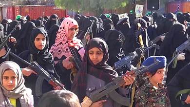 ارتكبن 1444 انتهاكاً خلال 5 سنوات.. الحوثي يجند 4 آلاف امرأة