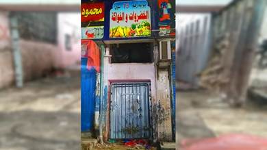 بائعو خضار يناشدون محافظ عدن بوقف إغلاق بوابة سوق الشيخ عثمان