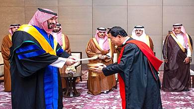 ولي العهد السعودي يتسلم شهادة الدكتوراه الفخرية من جامعة تايلاندية
