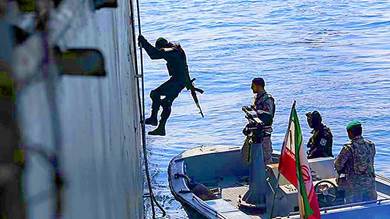 سفينة إيرانية تؤمّن تحركات الحوثيين في البحر الأحمر