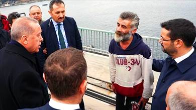 ​أردوجان يقنع مواطنا بالتراجع عن الانتحار من فوق جسر