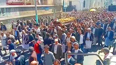 ​الآلاف يشيعون المقالح إلى مثواه الأخير بمقبرة خزيمة في صنعاء